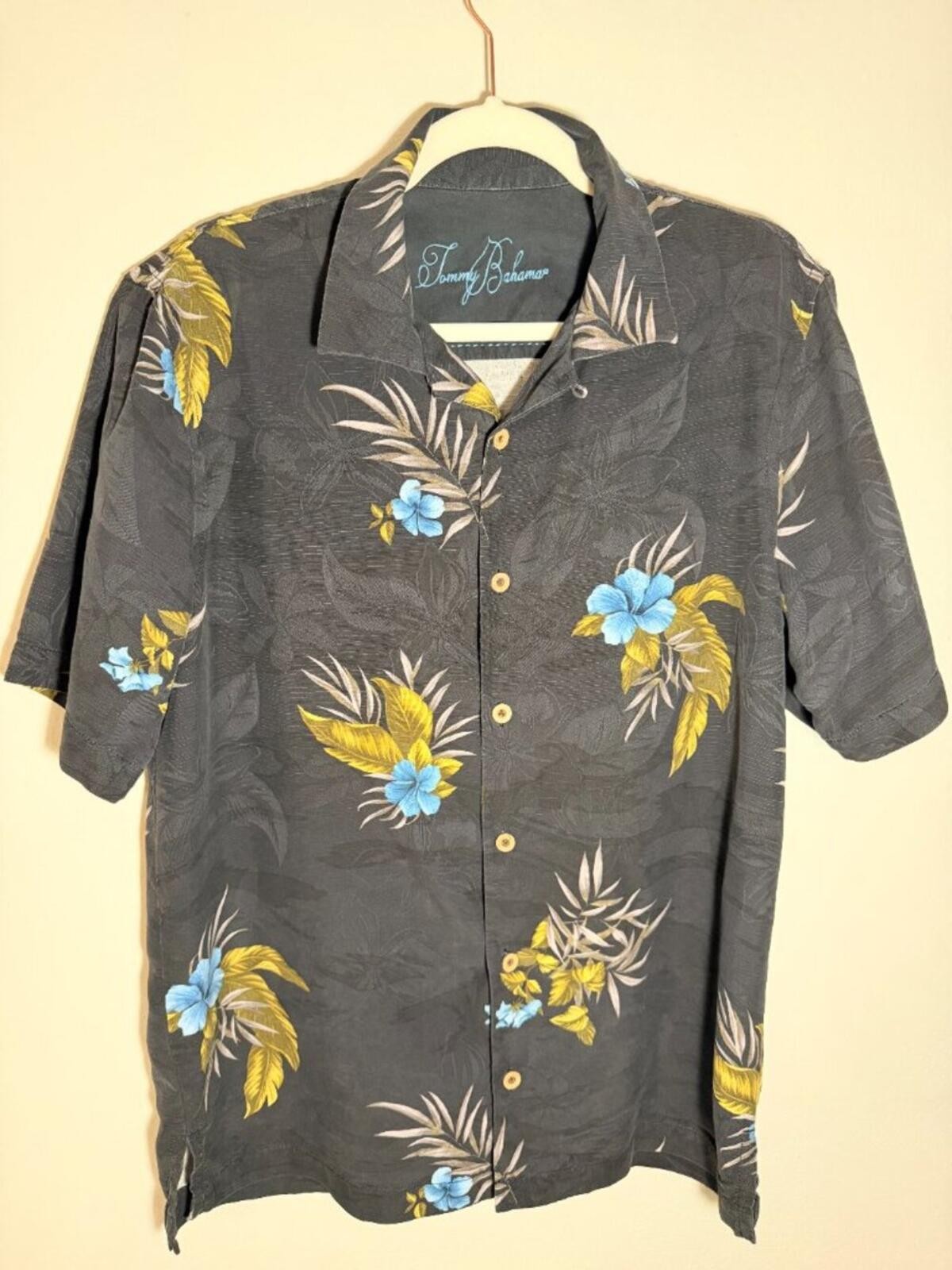 Tommy Bahama 100% Silk Hawaiian Shirt Mens Black Floral Tropical Button Up Resor