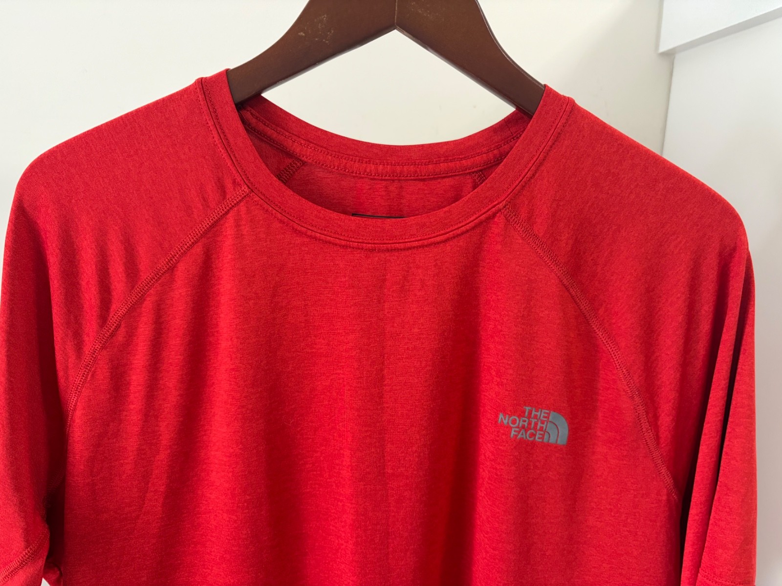 NWOT The North Face Men’s Crewneck Tee T-Shirt Top Red Size Large Poly Blend