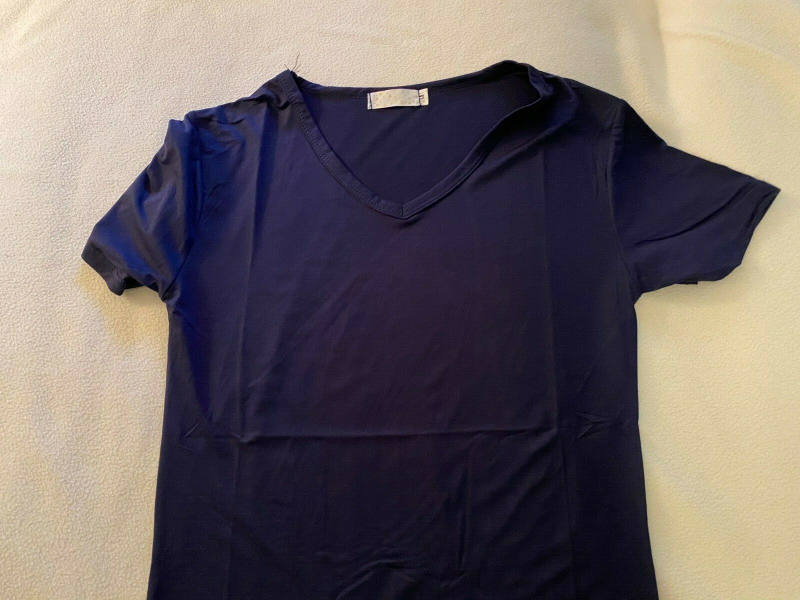 Mens rolled V-Neck T-Shirt Medium NWOT no brand, Label with pink dots, navy blue