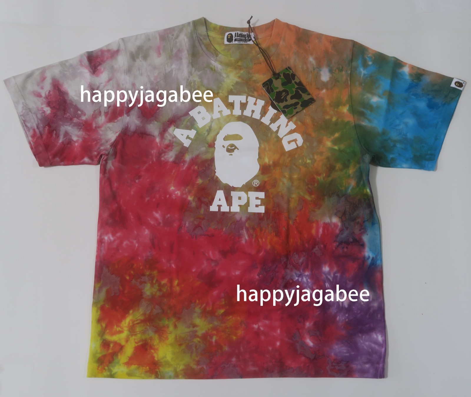 A BATHNIG APE Men’s TIE DYE COLLEGE RELAXED FIT TEE 1M30109004