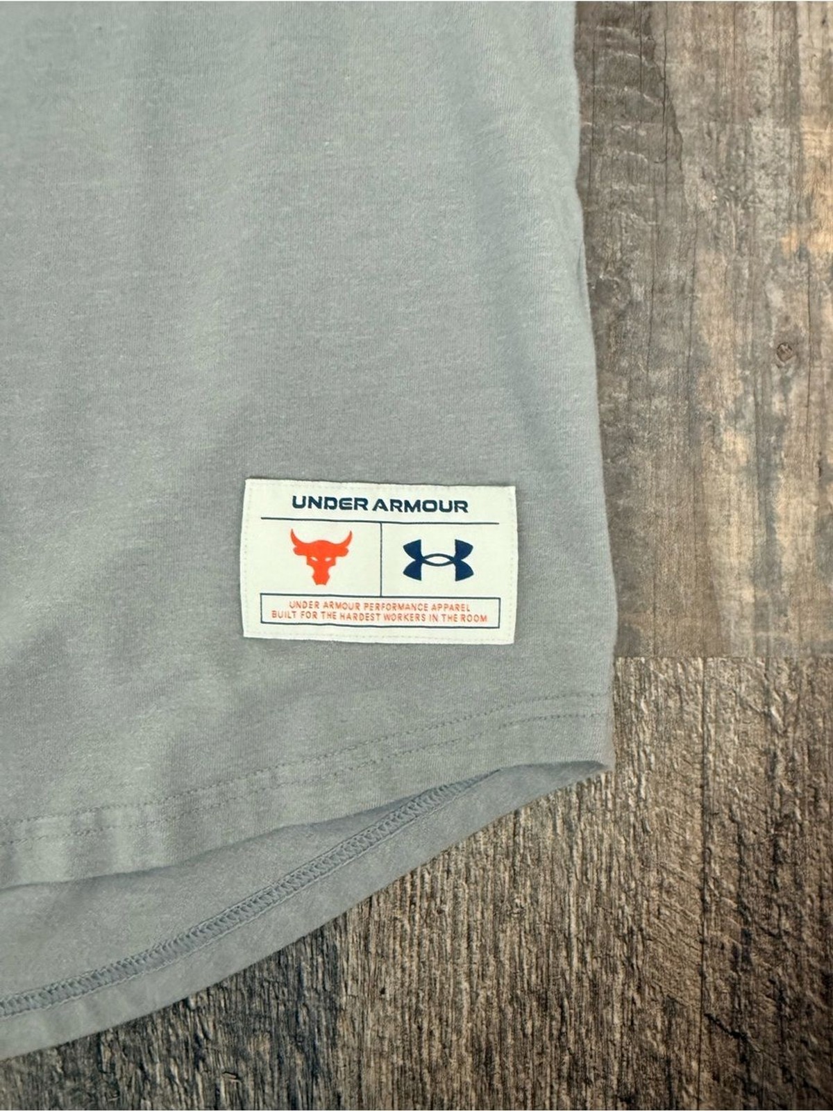 Under Armour Men’s Gray Short Sleeve Tee with Red and Black Bull Logo Large