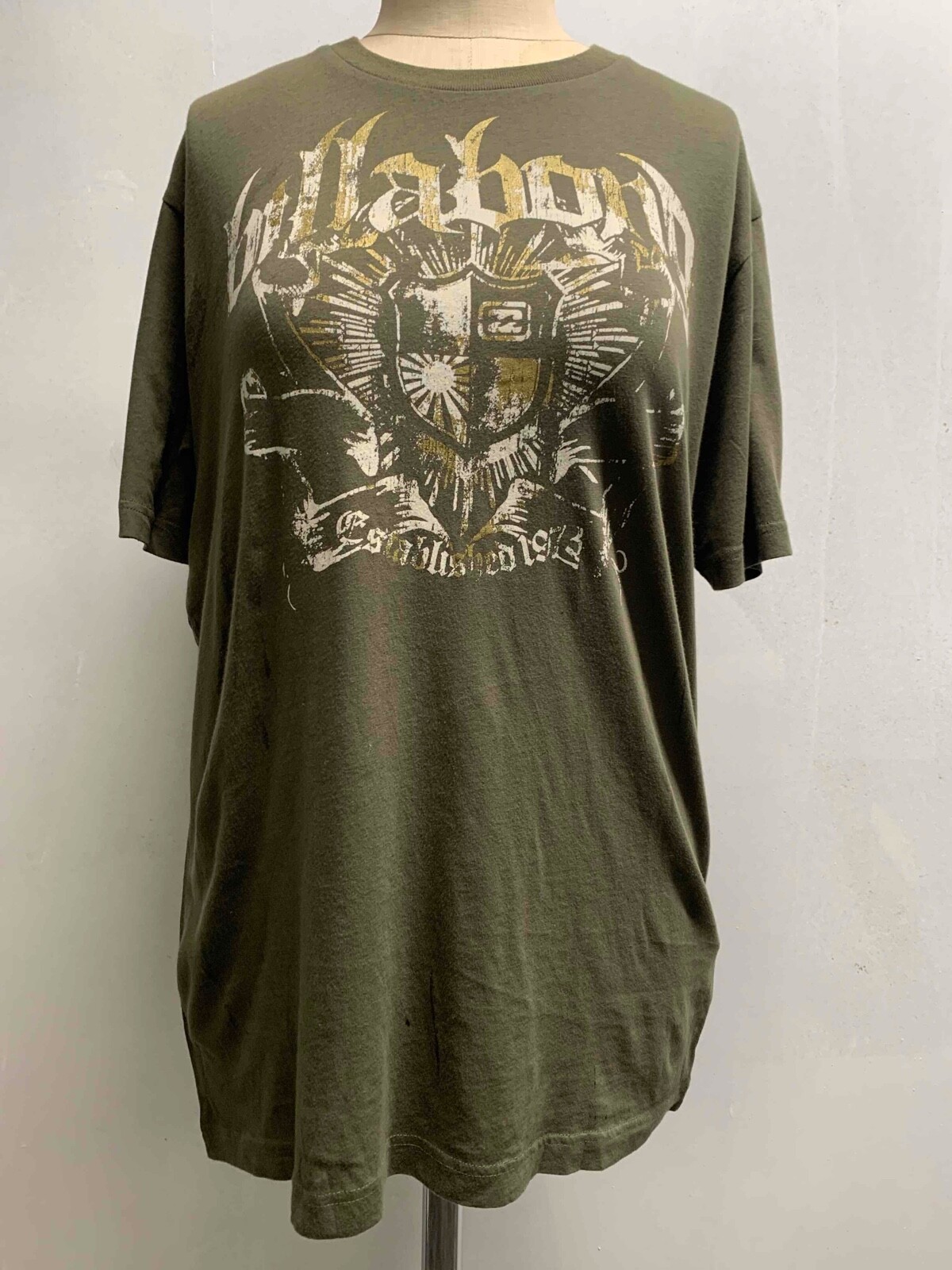 BNWOT BILLABONG 100% COTTON MENS SINGLE SIDED MULTI COLOUR PRINT TEE OLIVE – M