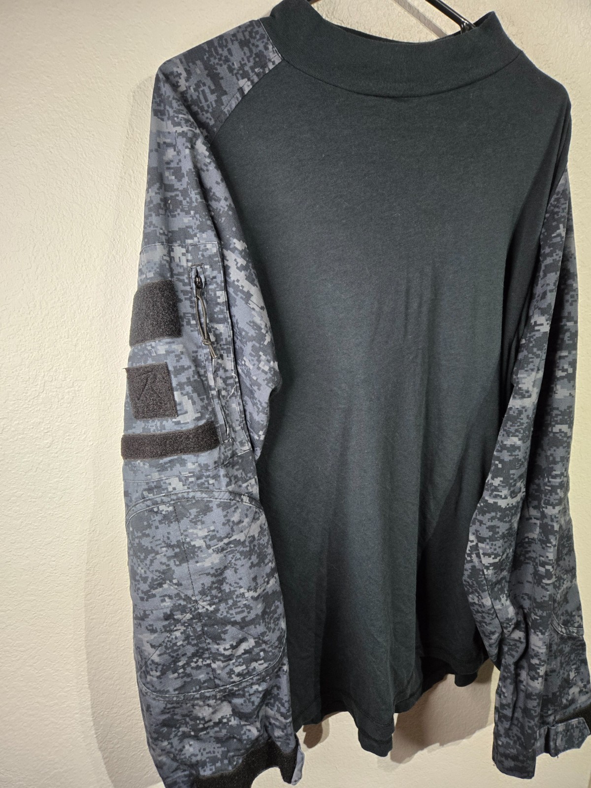 RothCo Long Sleeve Camo Shirt Size XL Black Grey Camouflage Design Acrylic Army