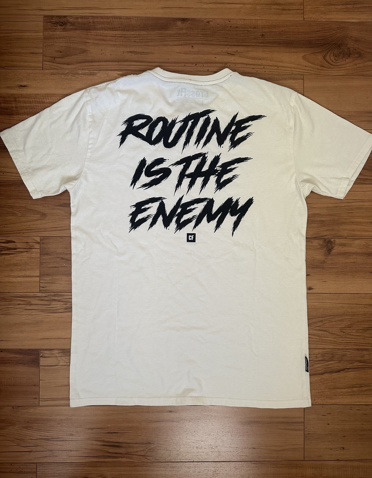 ‘Routine is the enemy’ Crossfit cream T-Shirt Men Size Large