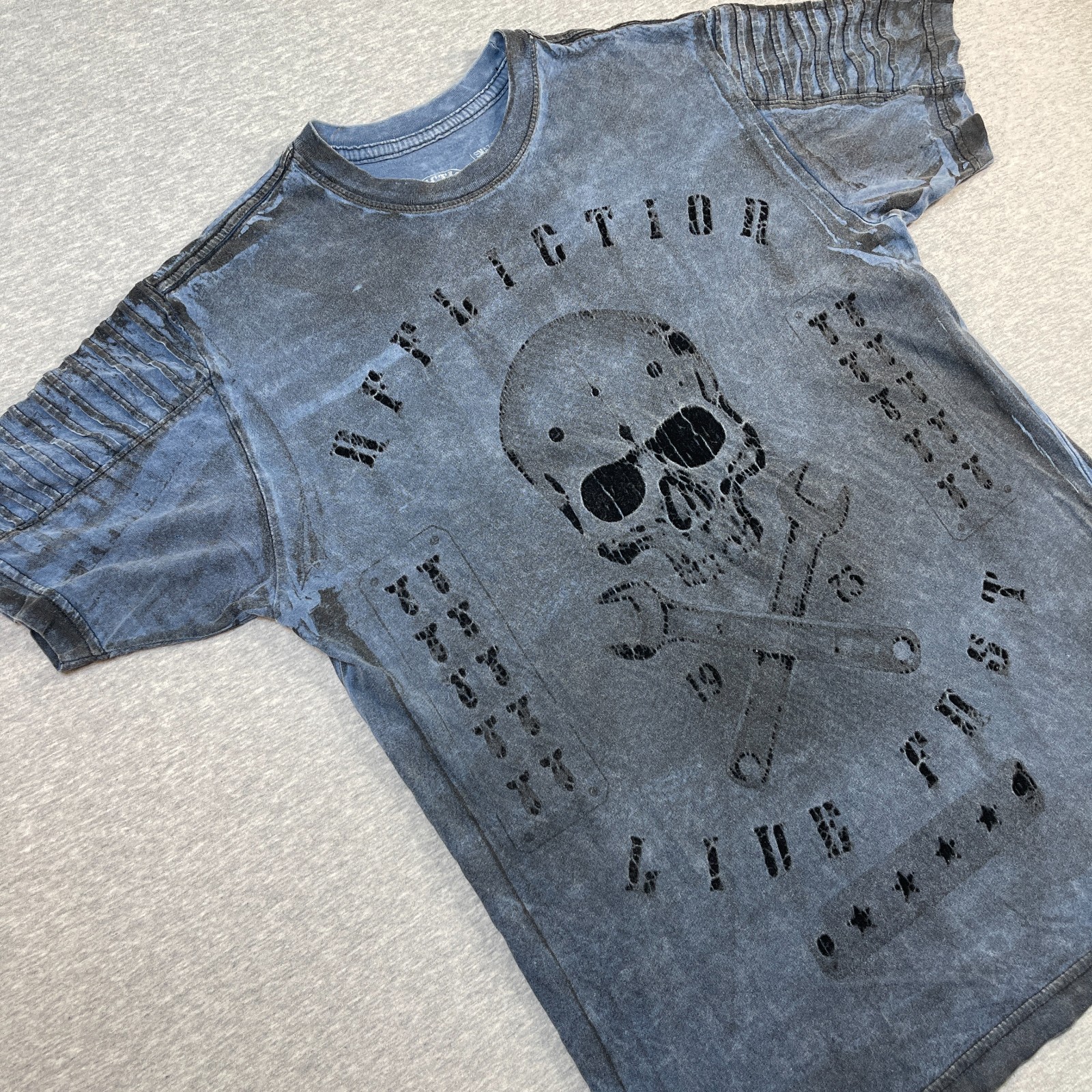 VTG Affliction Shirt Mens Small S Born Free Skull Wrench Moto Pleated Shoulder T