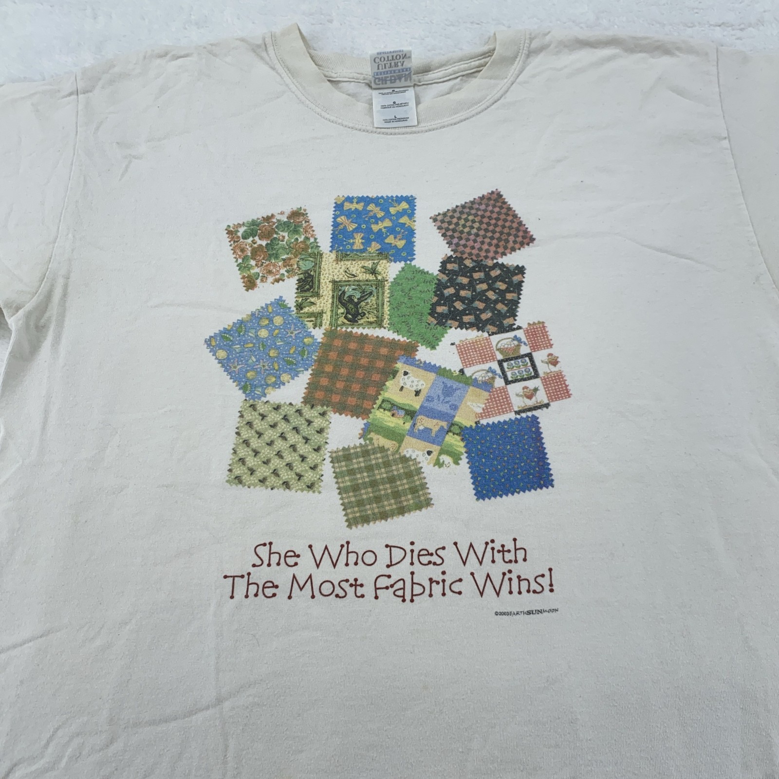 Vtg Quilt Shop She Who Dies With Most Fabric Wins! Shirt Large Craft Sewing Joke