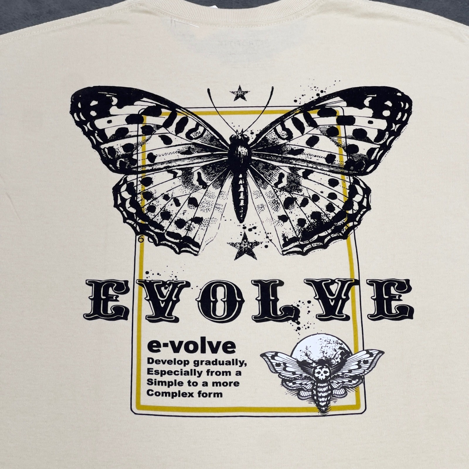 RETROFIT Graphic T Shirt Butterfly Skull Moth EVOLVE Print Cream Mens Medium