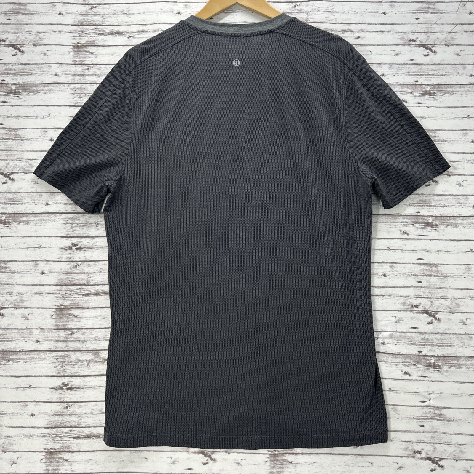 Lululemon Mens V-Neck Mesh Panel Athletic Shirt Grey Charcoal Short Sleeve Large