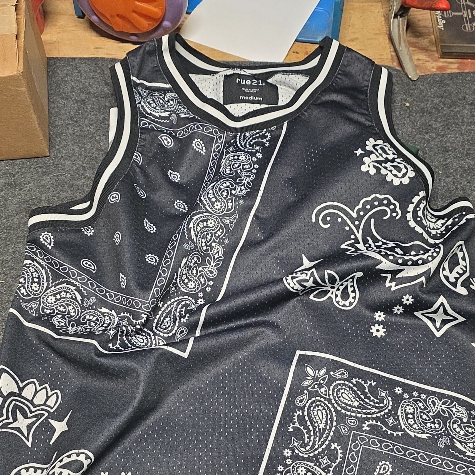 rue21 Black/White Paisley Bandana Mesh V-Neck Sleeveless Tank Top, Men’s M