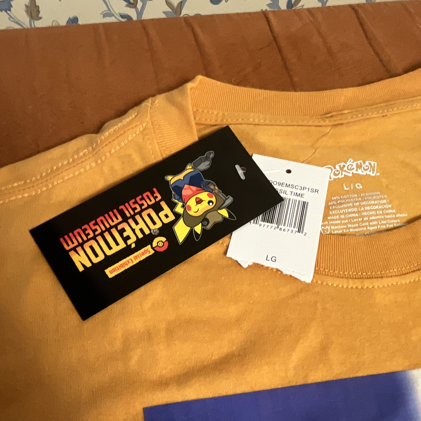 Pokémon Fossil Museum Pikachu Graphic Print Yellow Crew Neck T-Shirt Men L/G