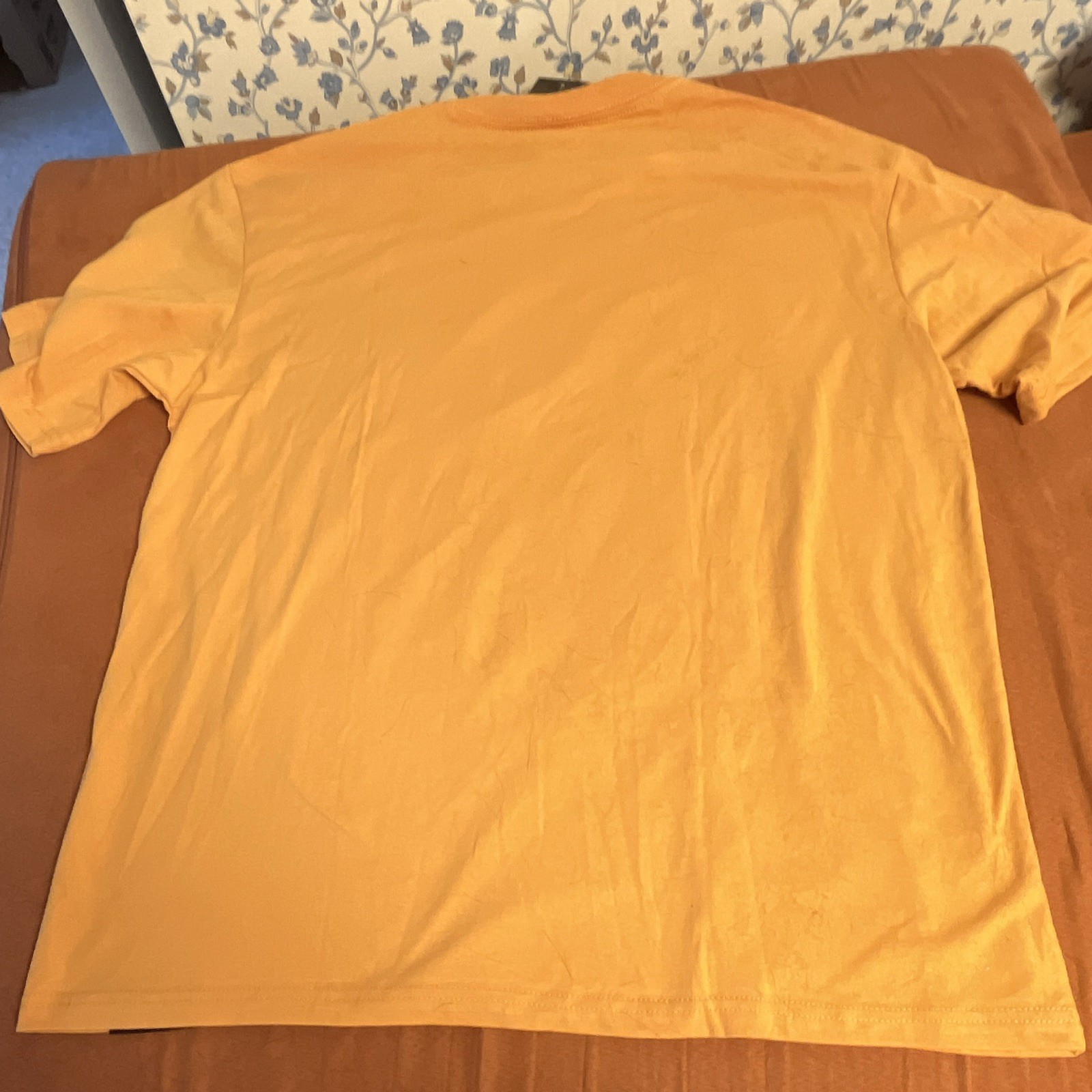 Pokémon Fossil Museum Pikachu Graphic Print Yellow Crew Neck T-Shirt Men L/G