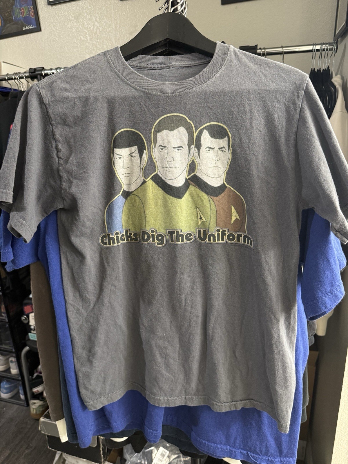 Star Trek “Chicks Dig The Uniform” Men’s M grey cotton t-shirt 18X24