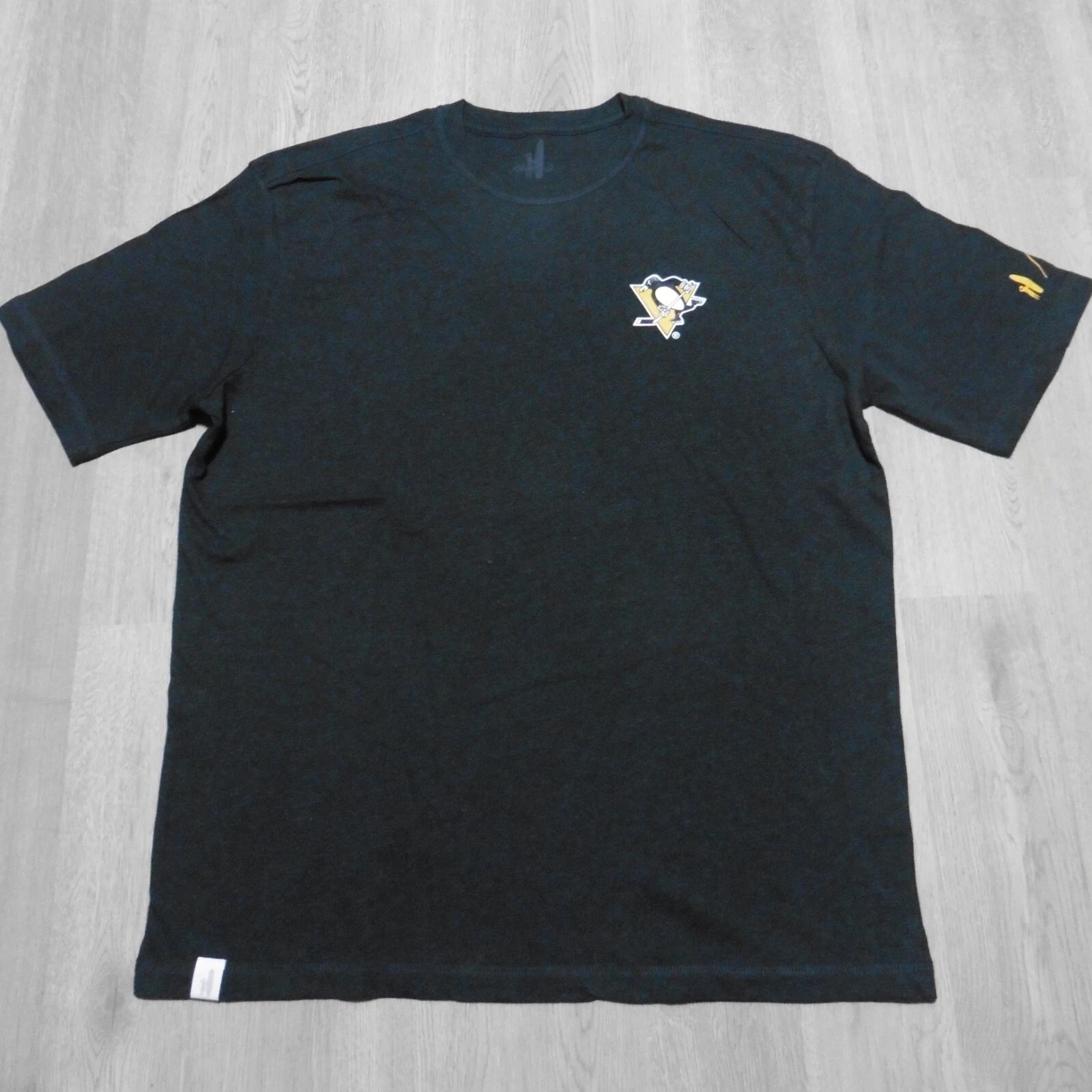 Johnnie-O Men’s M Pittsburgh Penguins NHL Crew Neck T-Shirt Charcoal SS