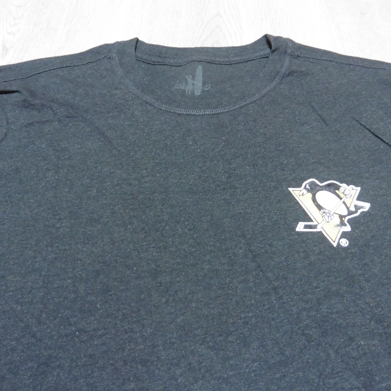 Johnnie-O Men’s M Pittsburgh Penguins NHL Crew Neck T-Shirt Charcoal SS