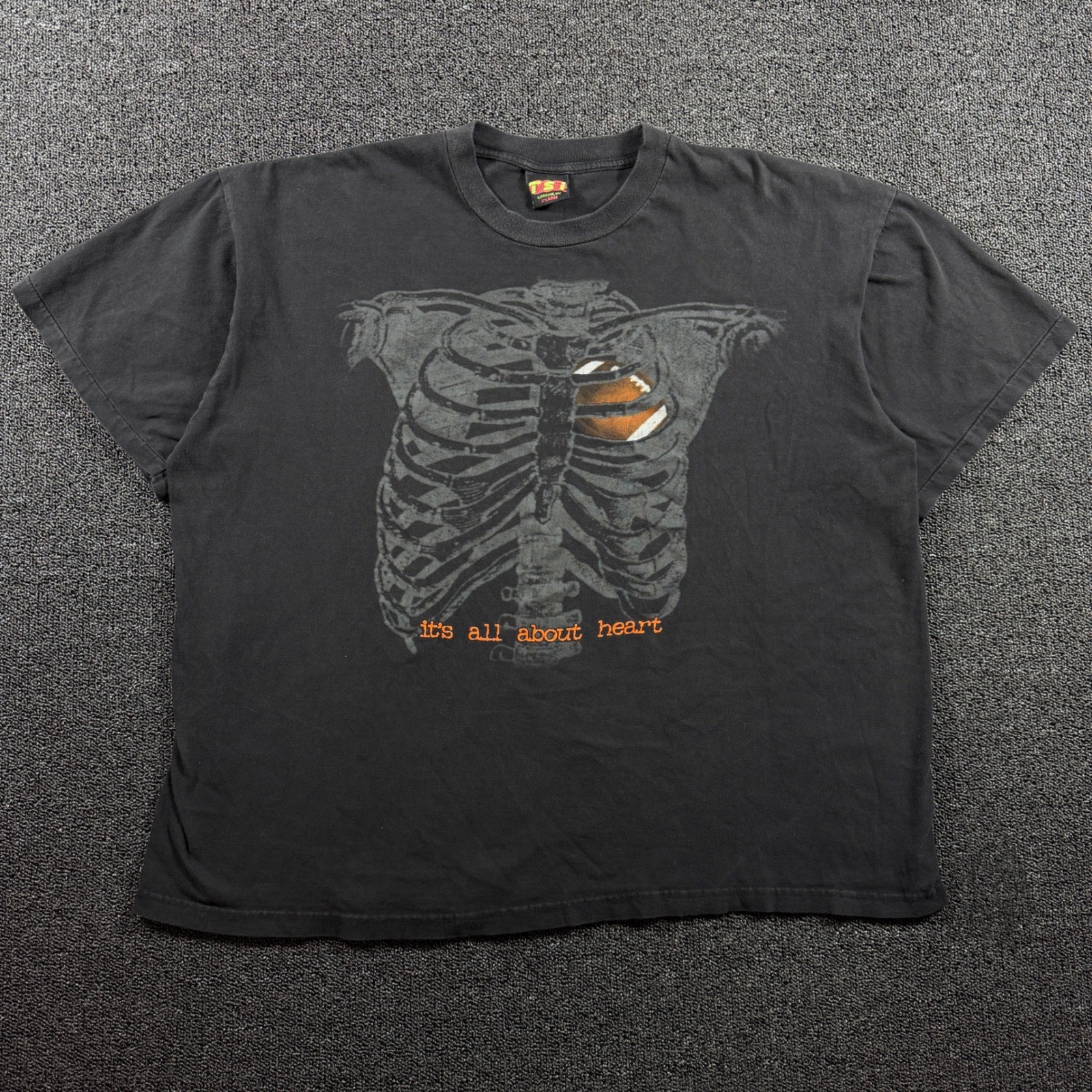 Vintage Ribcage Football Skeleton Heart Graphic T-Shirt Men’s XL TSI Tag Black