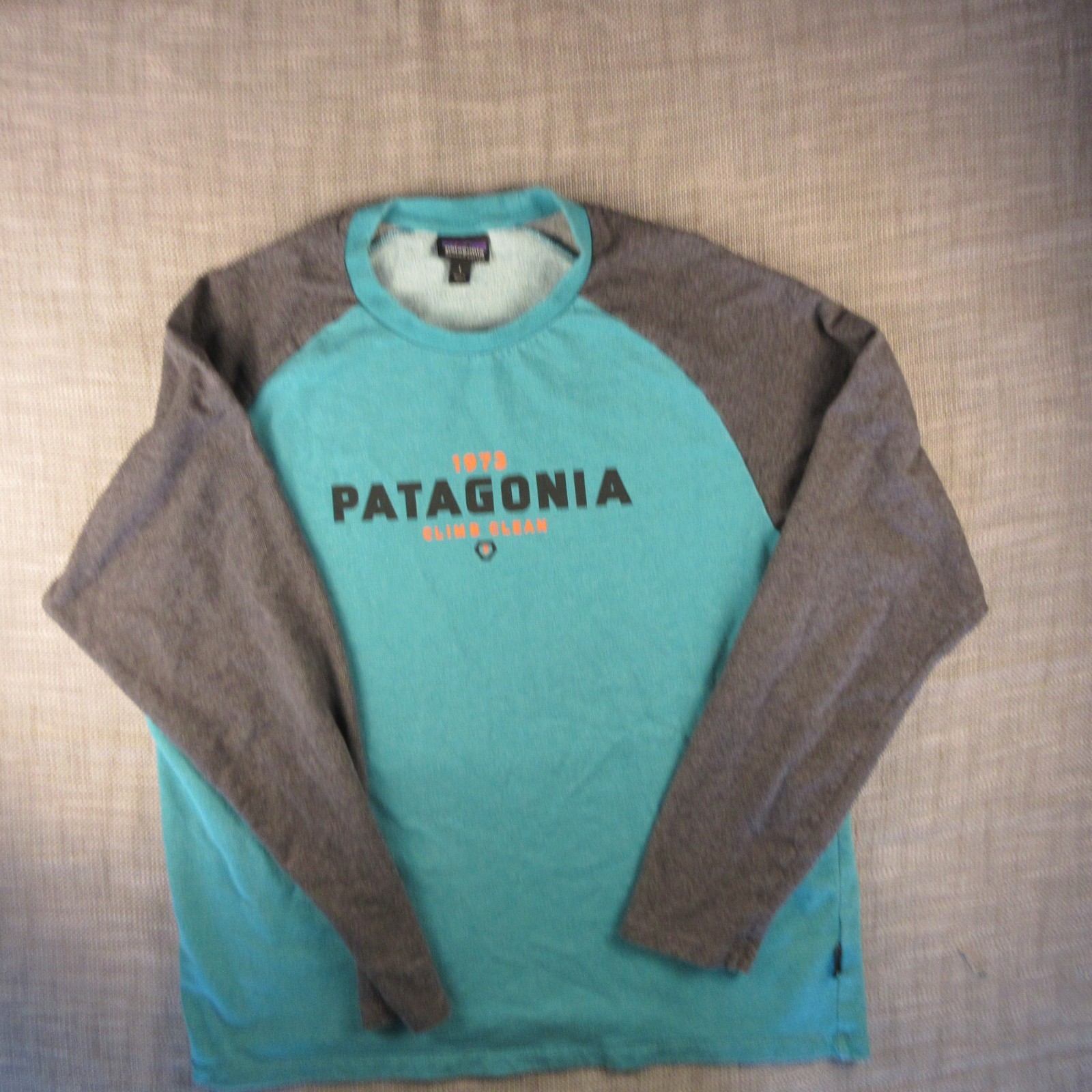 Patagonia Raglan Long Sleeve heavy tshirt Size Large Teal and Gray Climb Clean