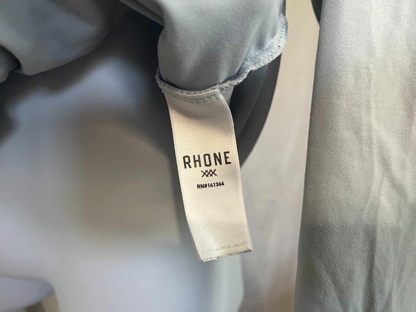 🏃 Rhone Men’s Solid Light Blue Performance Hooded Shirt Medium M EUC 💧