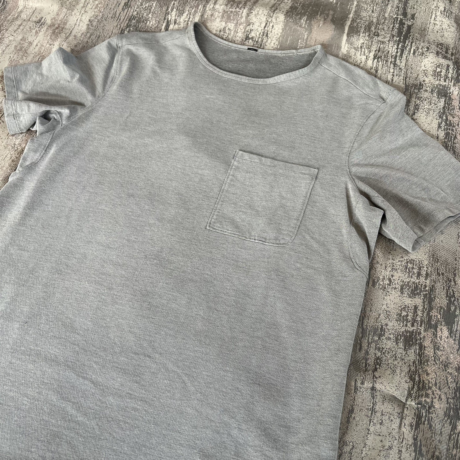 Lululemon Men’s Chest Pocket Relaxed Fit Tee Oxford – Grey – Medium