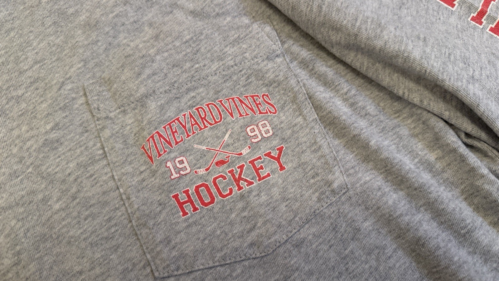 Vineyard Vines Longsleeve Tee Hockey Mens Small S EUC Gray and Red and White