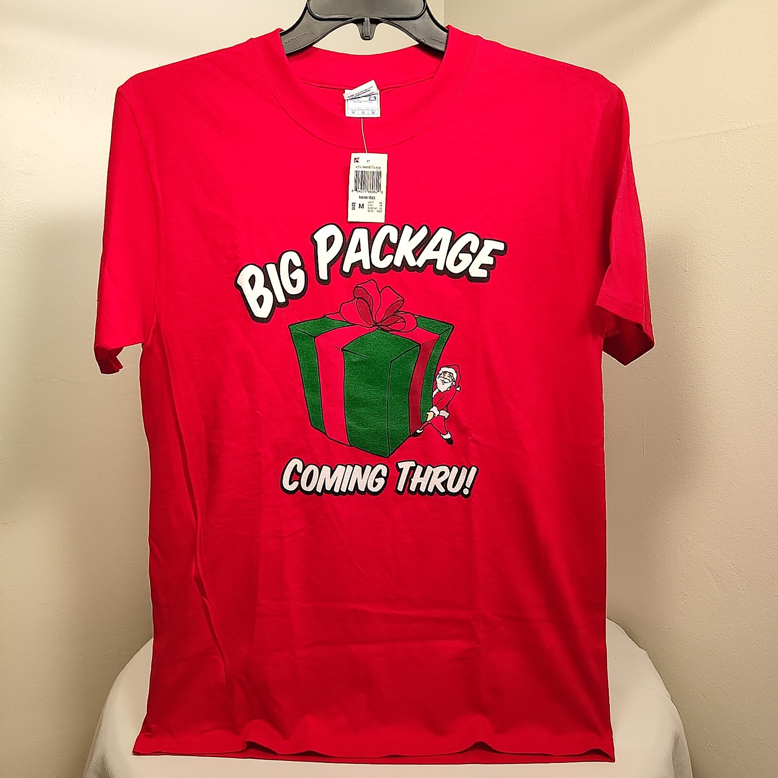 Funny Unisex T Shirt Medium Red Christmas Themed “Big Package Coming Thru!”