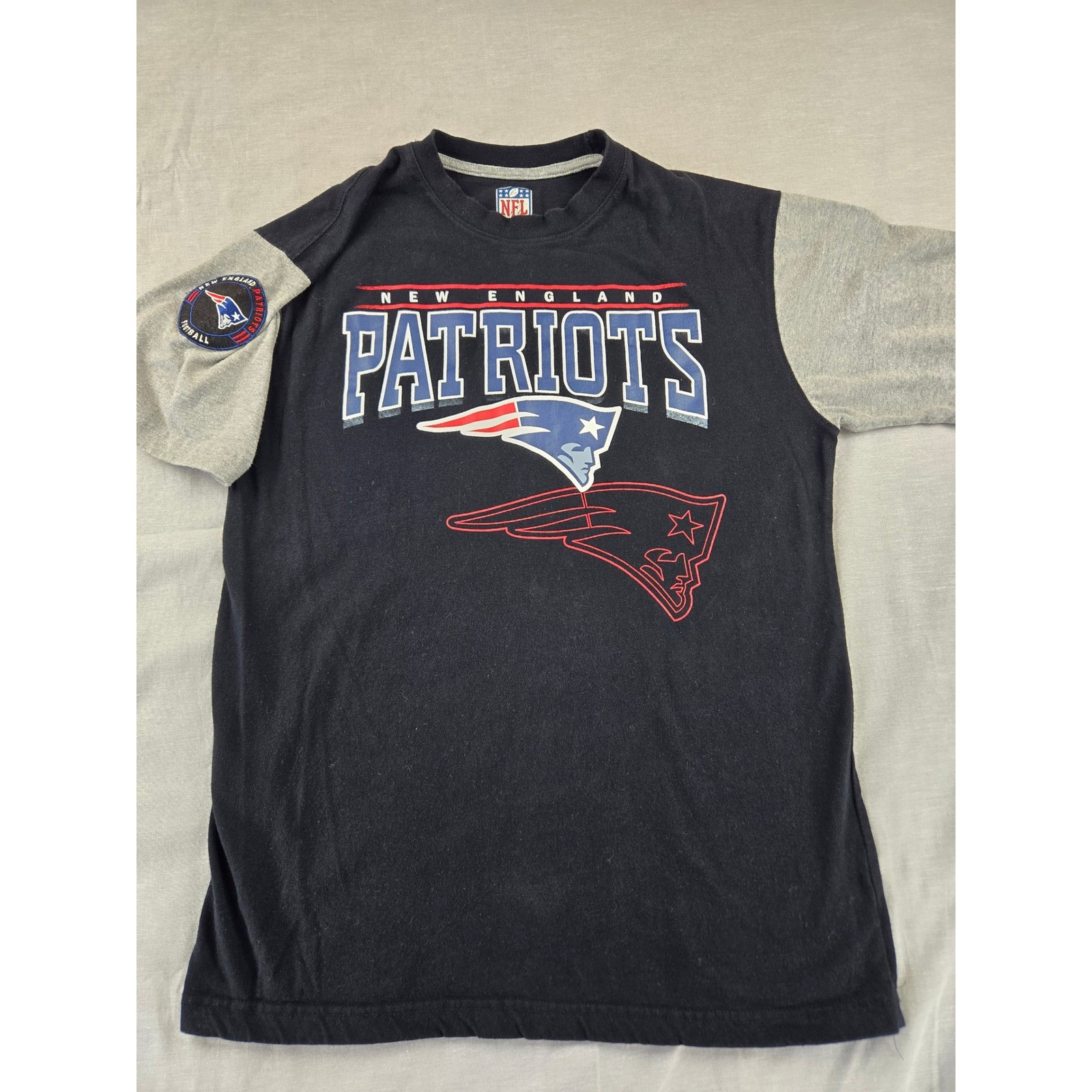 NFL New England Patriots Mens Large T-Shirt Black Gray Colorblock Flying Elvis