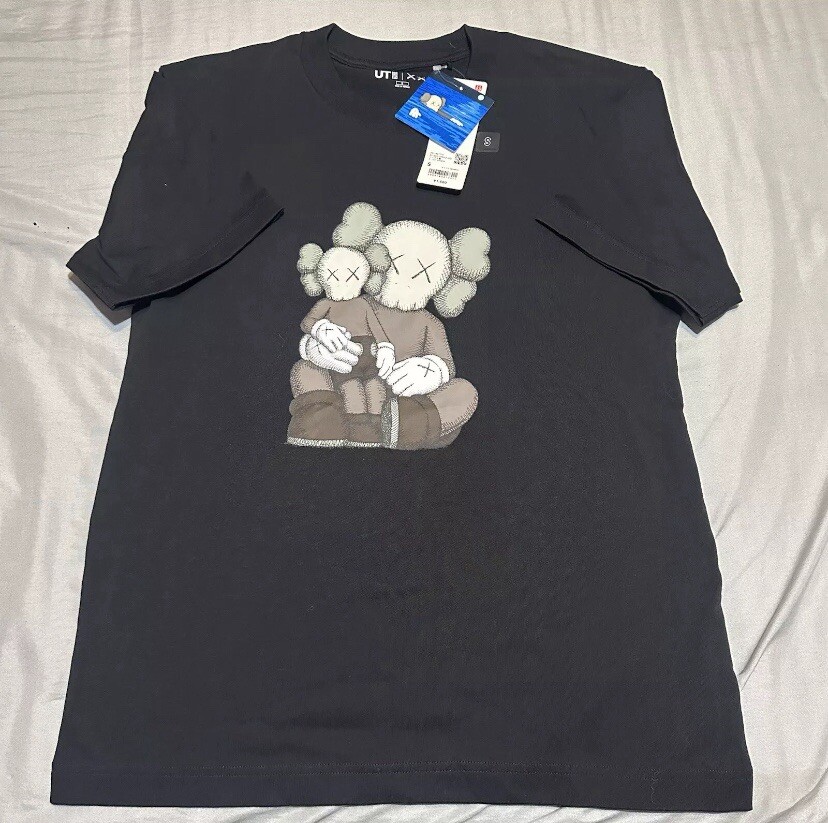 KAWS x Uniqlo T-shirt (Asia Sizing) Black Size S (US Size XS)
