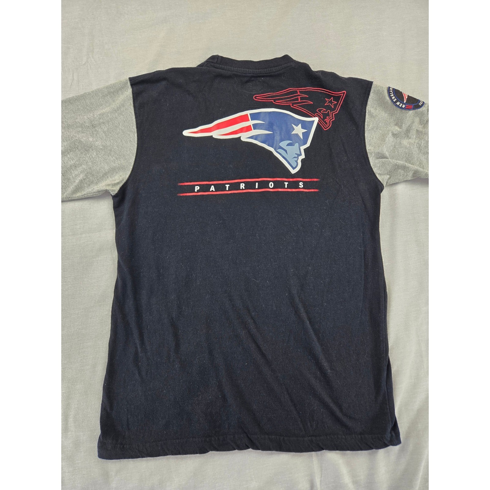 NFL New England Patriots Mens Large T-Shirt Black Gray Colorblock Flying Elvis