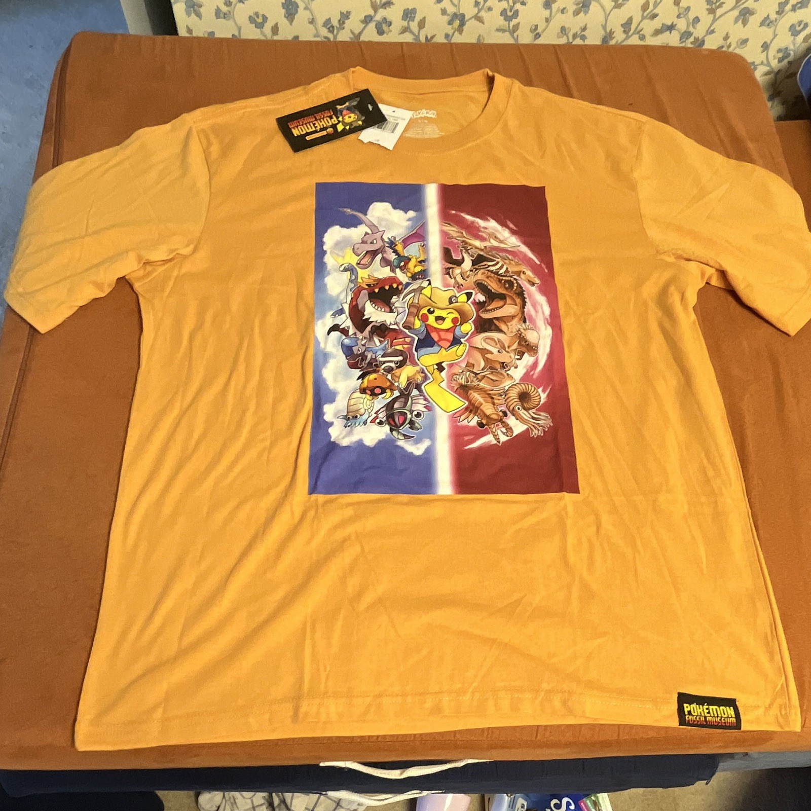 Pokémon Fossil Museum Pikachu Graphic Print Yellow Crew Neck T-Shirt Men L/G