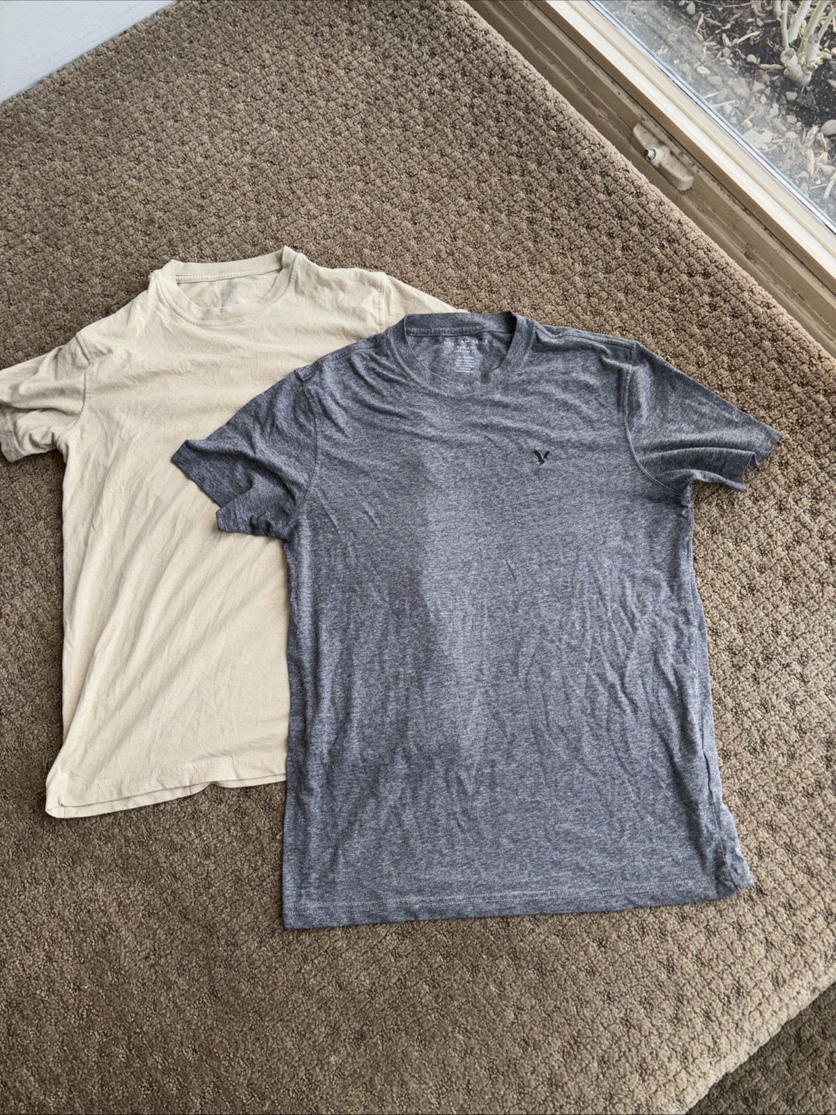 Men’s American Eagle Super Soft Feel Classic tee Shirt Gray beige Lot 2 XS Set