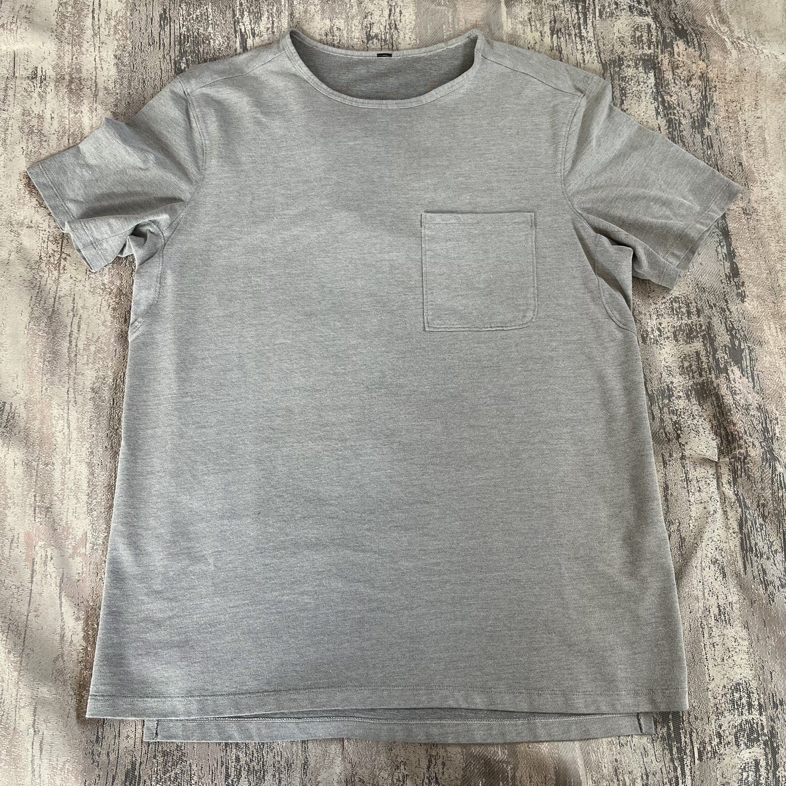 Lululemon Men’s Chest Pocket Relaxed Fit Tee Oxford – Grey – Medium