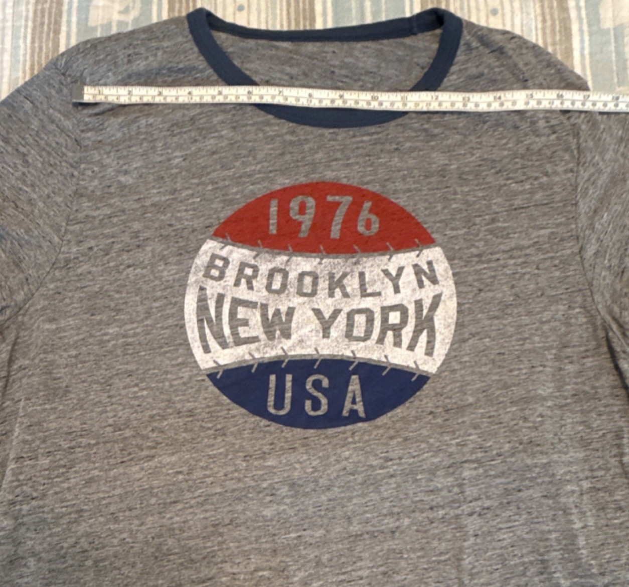 Men’s Gray Crew Neck Short Sleeve Graphic T-Shirt 1976 Brooklyn New York USA