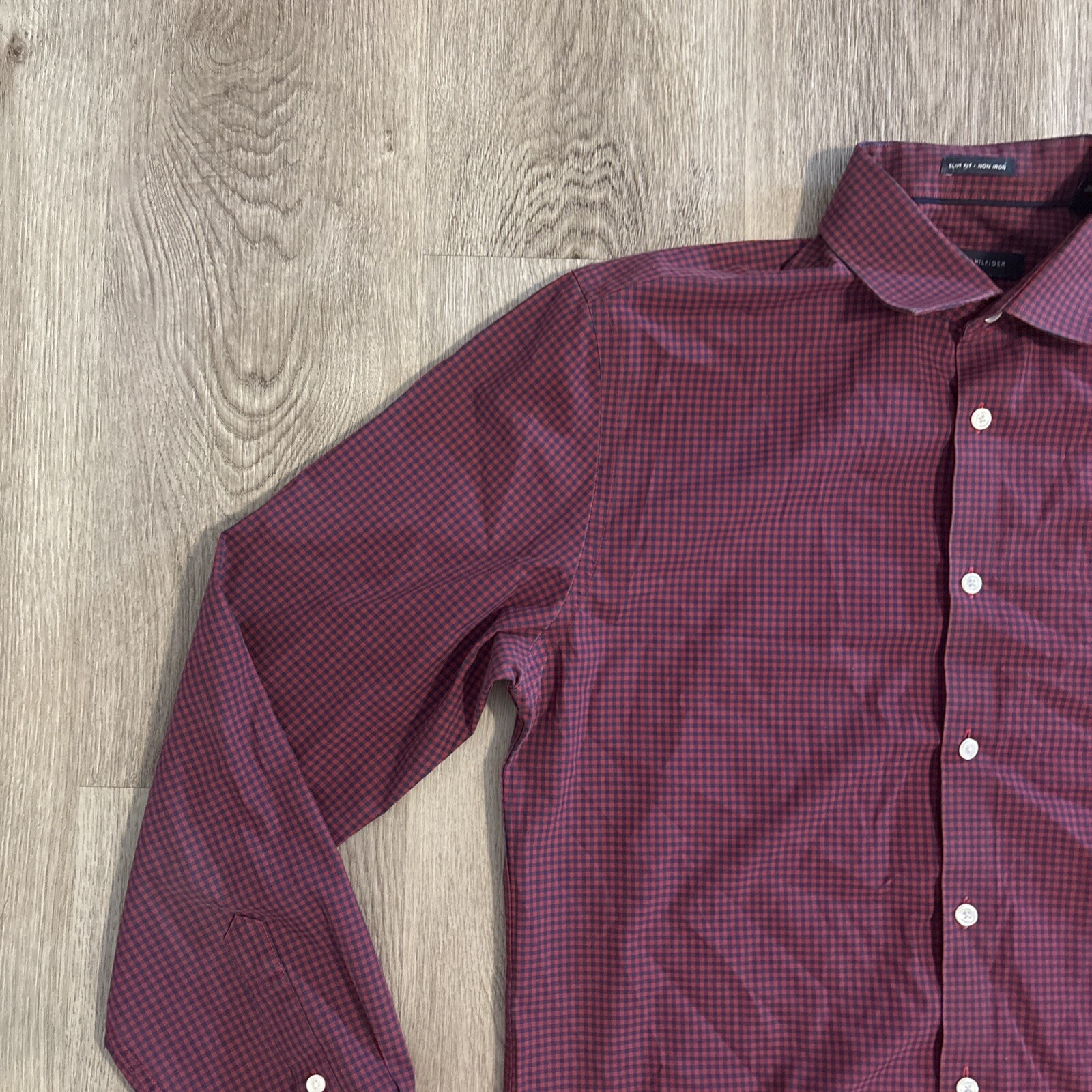 Tommy Hilfiger Slim Fit Non Iron Men’s Shirt Red Plaid Size Large Collared