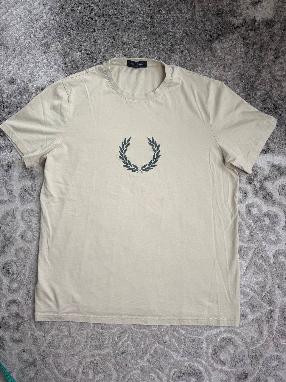 Fred Perry Large Laurel Wreath Graphic T-Shirt – Beige/Stone – Size L