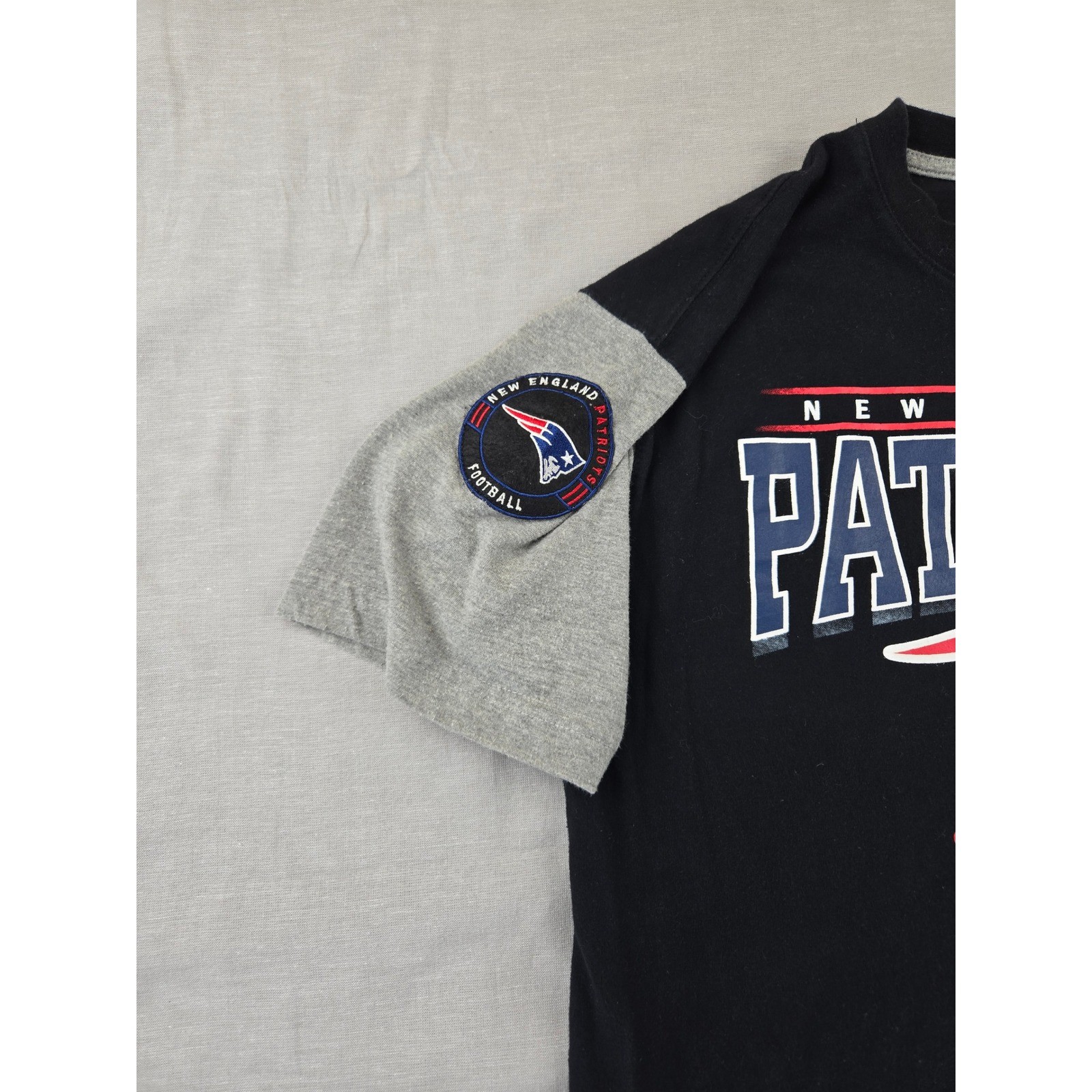 NFL New England Patriots Mens Large T-Shirt Black Gray Colorblock Flying Elvis