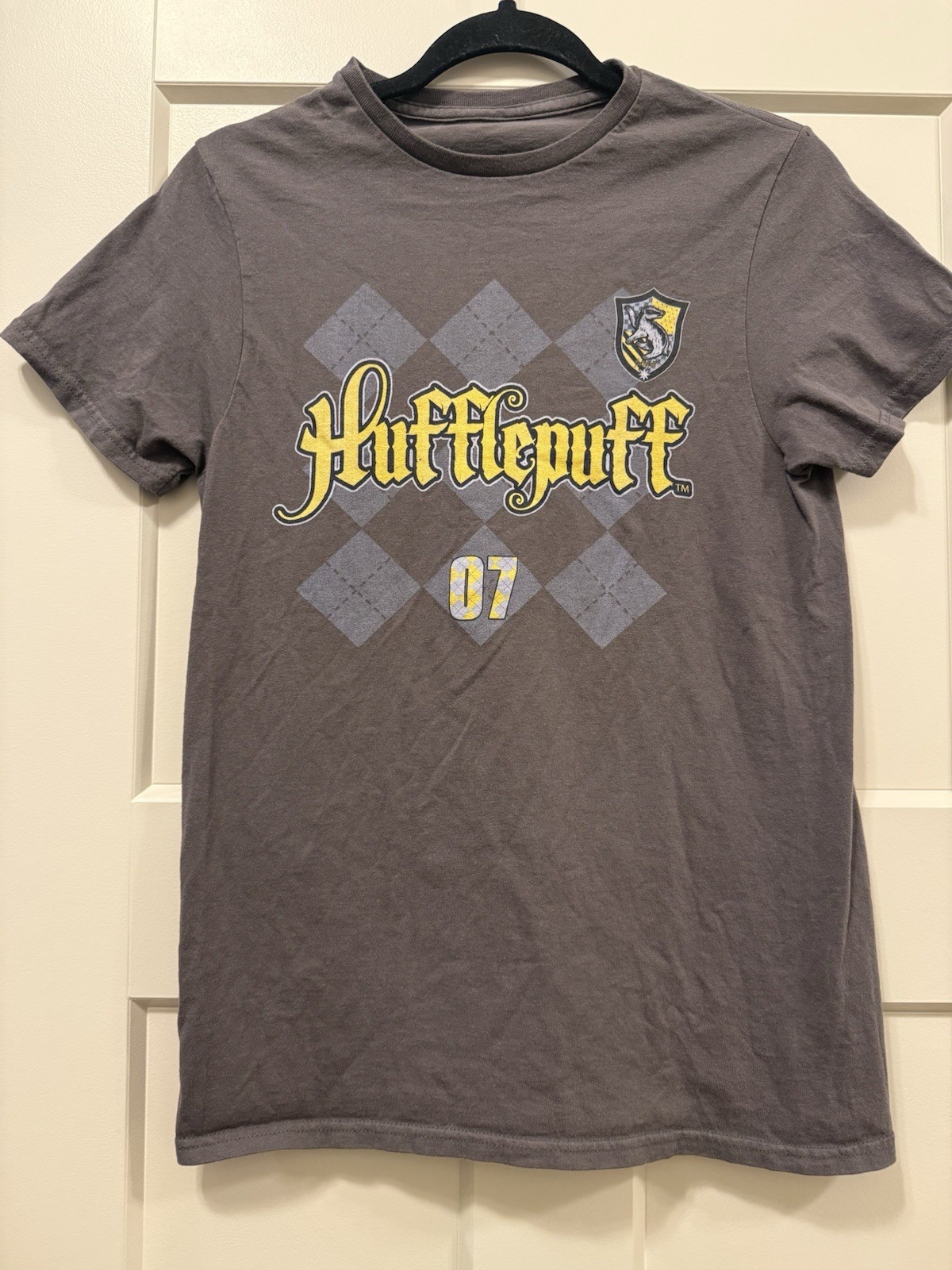 Harry Potter Hufflepuff 07 Graphic Men’s T-Shirt Gray Cotton Regular EUC