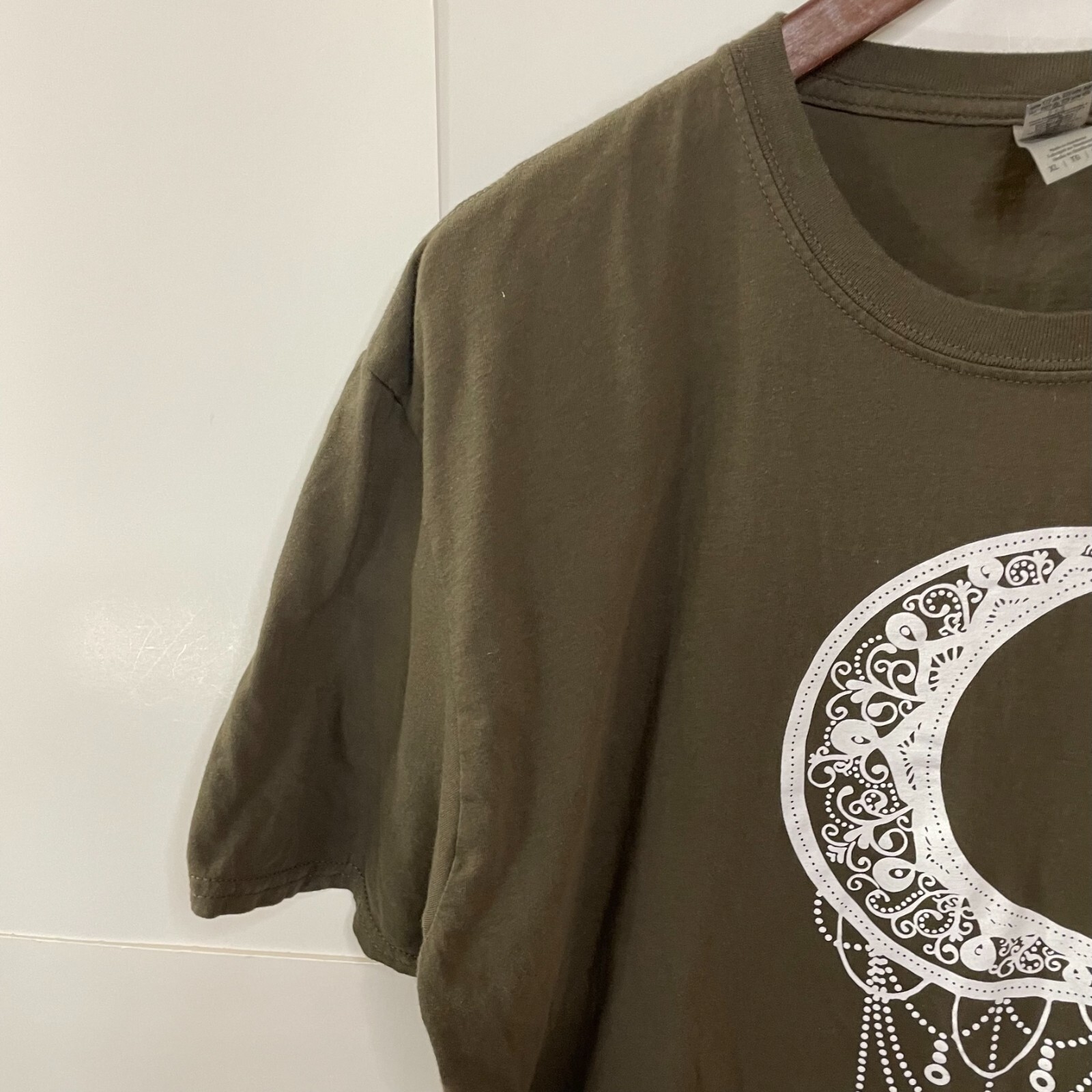 Gildan Adult Softstyle T-Shirt Crecent Moon Logo XL Olive Crew Neck T-Shirt