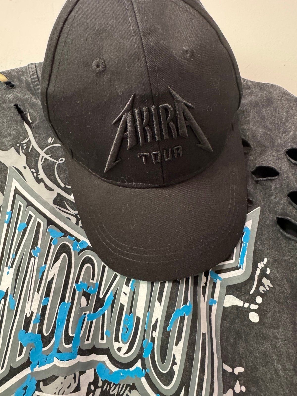 AKIRA KNOCK YOURSELF OUT DISTRESSED TEE AND HAT COMBO medium nwt *no chains*