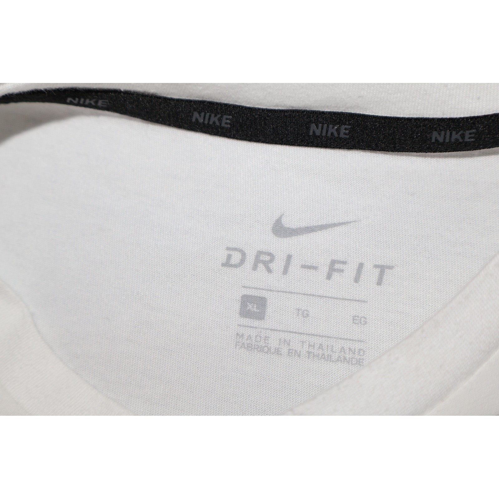 Nike T-Shirt Mens XL White Graphic Dri-Fit Polyester Spandex Performance Tee **