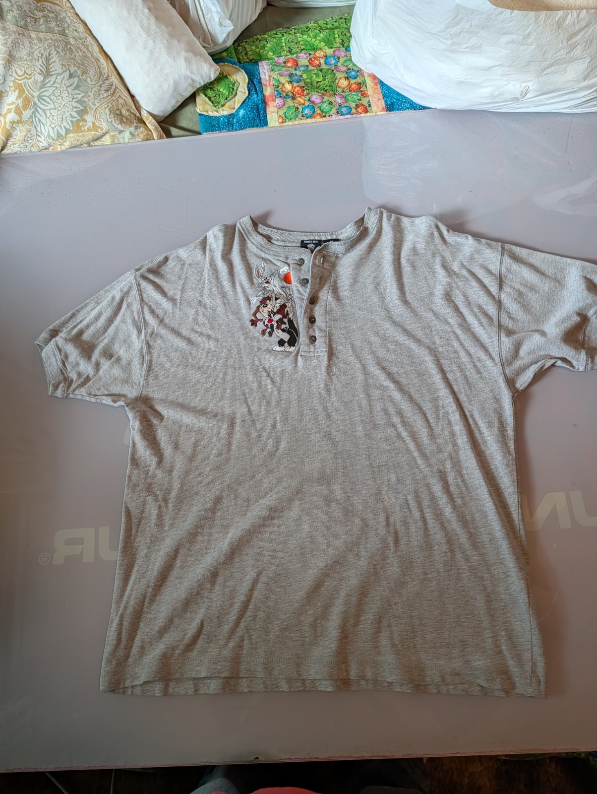 Warner Bros Studio Store Men’s Size M Gray Looney Toons Short Sleeve Henley