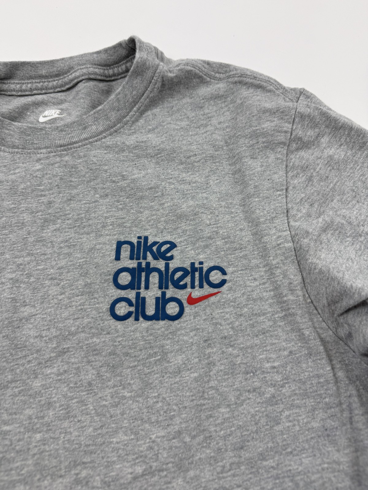 Nike Shirt Mens Medium Heather Gray Graphic Sports Logo Tee Swoosh Athletic Club