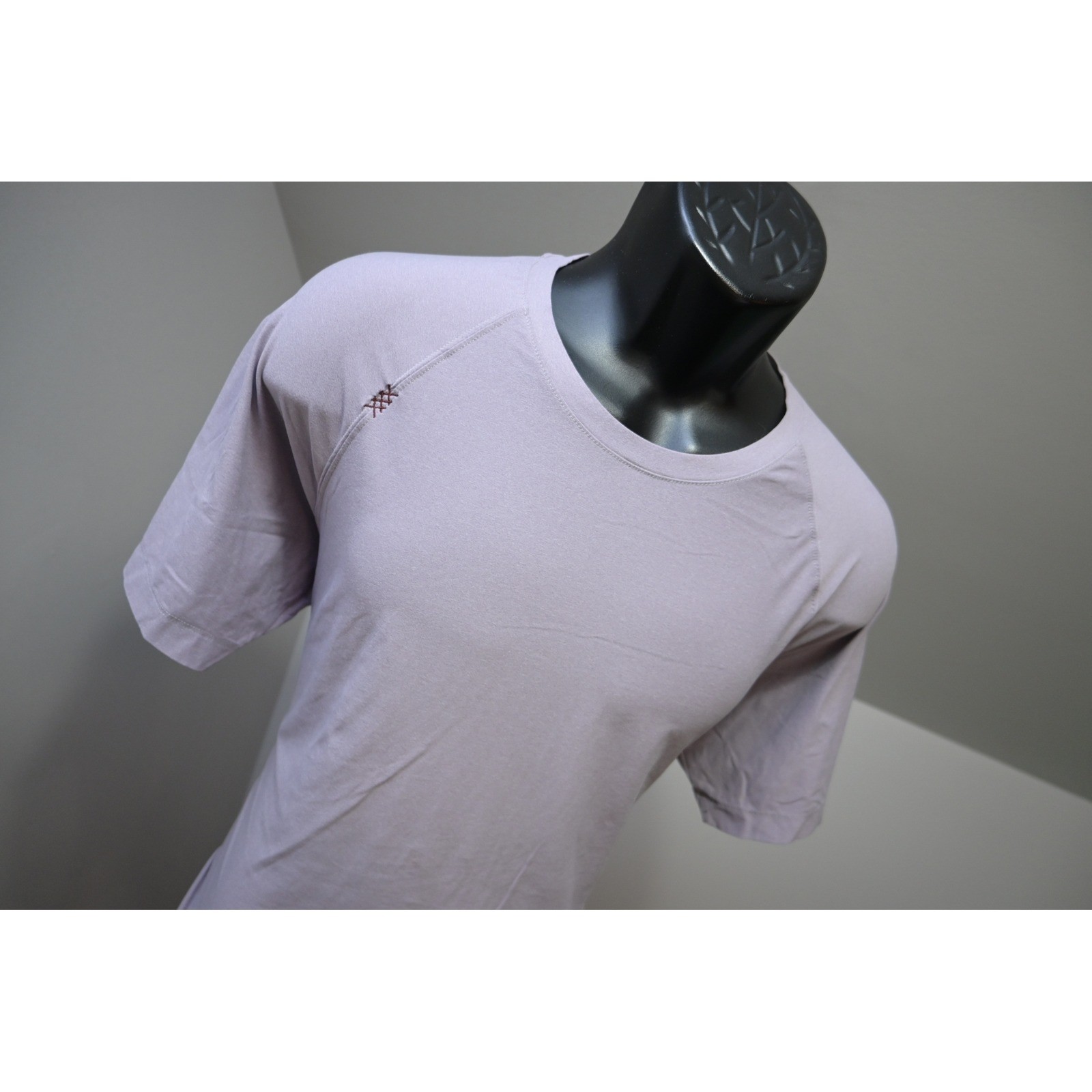 Rhone Reign Training Shirt Mens Large Purple Short Sleeve Athletic Tee Excellent
