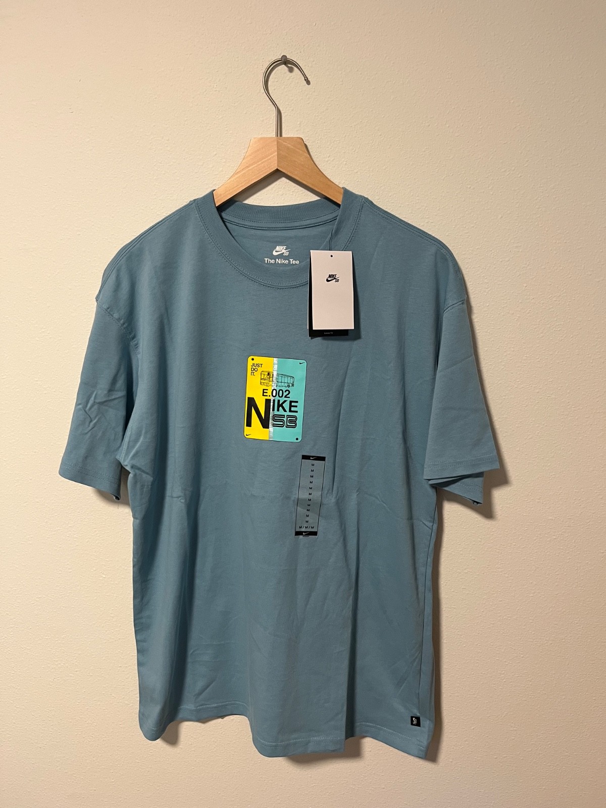 New Nike SB Bus Pass t-shirt mens size Medium blue turquoise