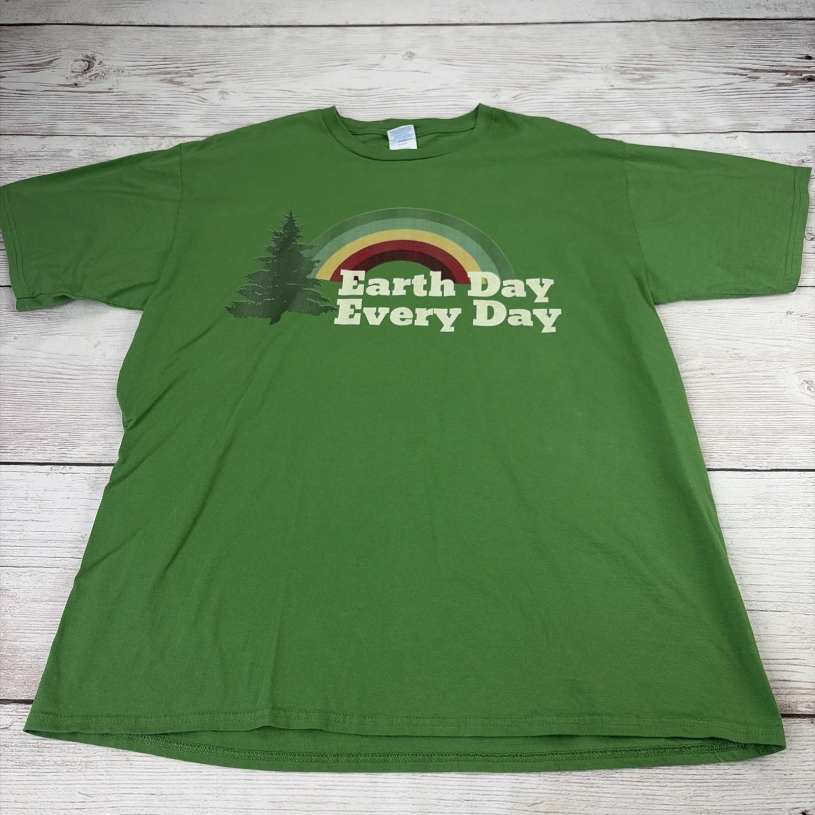 Earth Day Everyday Rainbow Pine Tree Design Novelty Men’s XL Green T-Shirt FreSh