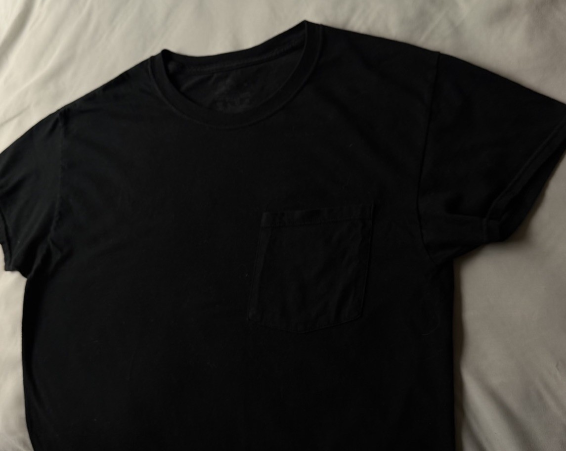 Fruit of the Loom Men’s Medium Pocket T-Shirt – 2 Pack White & Black (6P30BG)