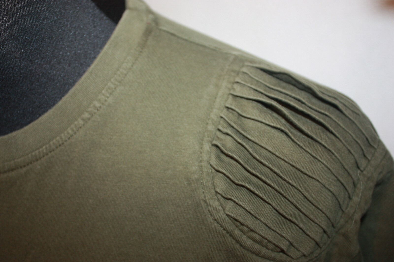 Makobi MK Sz L Fashion T-Shirt Olive Green Zippers Pleated Short Sleeves