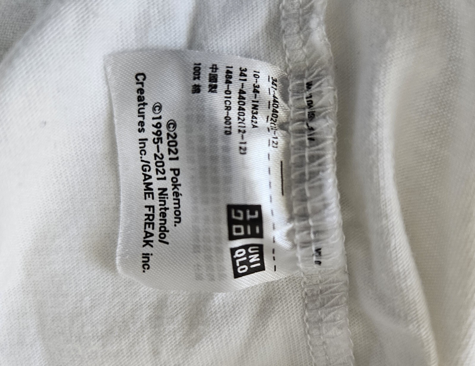 UT UNIQLO Pokemon Gotta Catch ‘Em All…! T-Shirt w Pikachu Pocket, White, Large