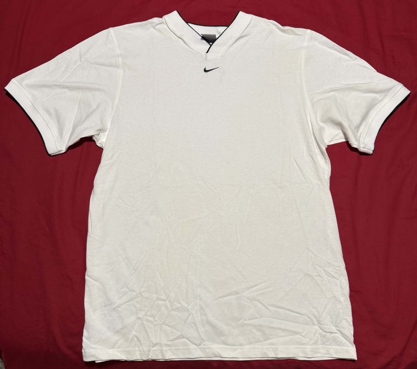 Nike Center Swoosh T-shirt Men’s Large White V-Neck Ribbed Collar Middle Swoosh