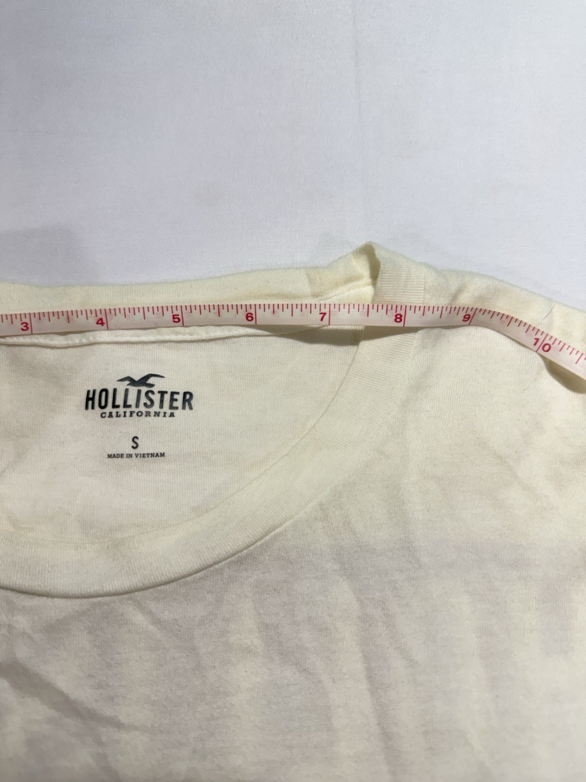 Hollister Men’s Curved-Hem Graphic Long-Sleeve Tee Off-White Cream Color Size S