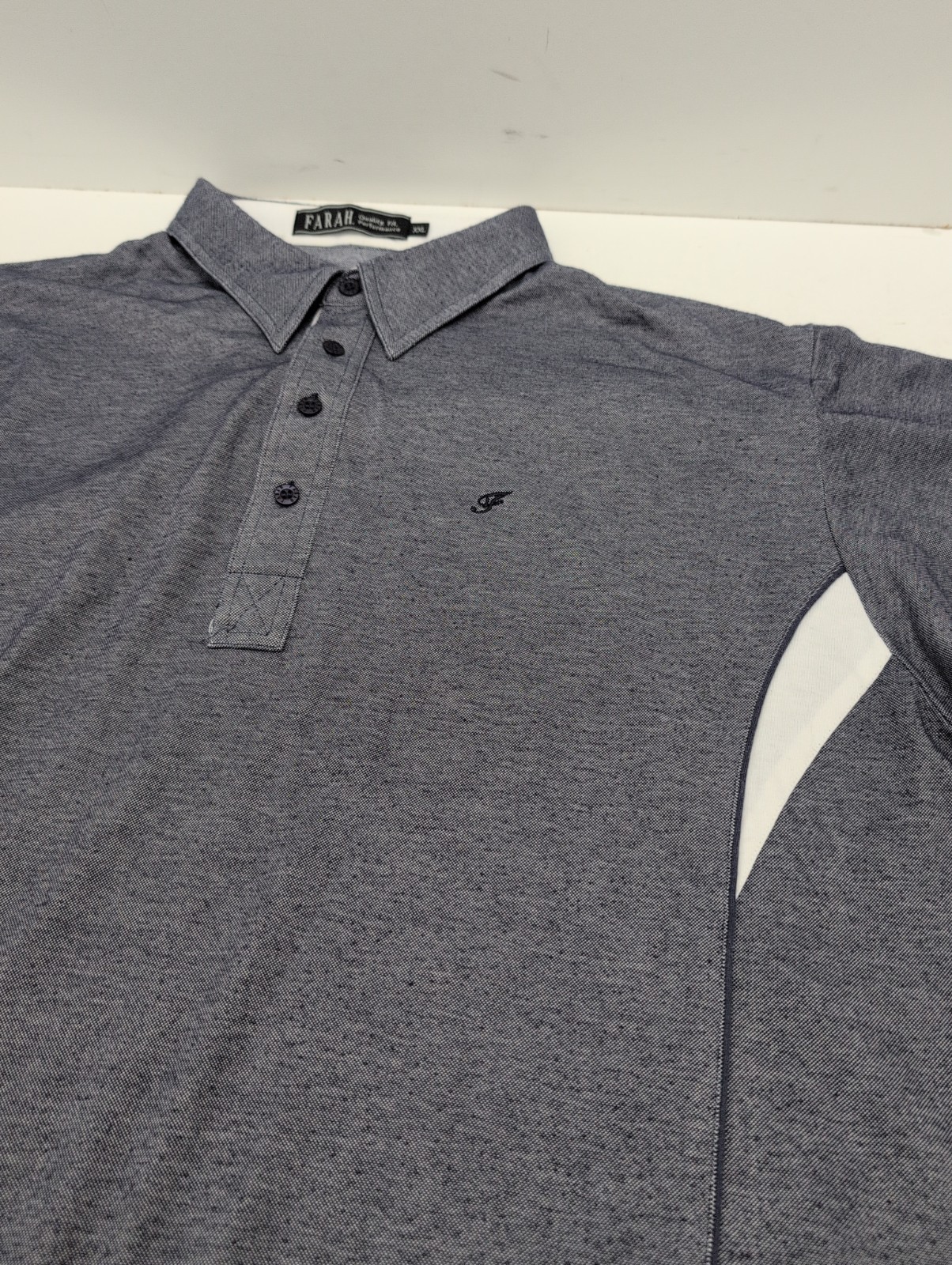 Farah Mens XXL Polo Shirt 4 Button Close Logo On the Front in Blue Mix P2P 26″.