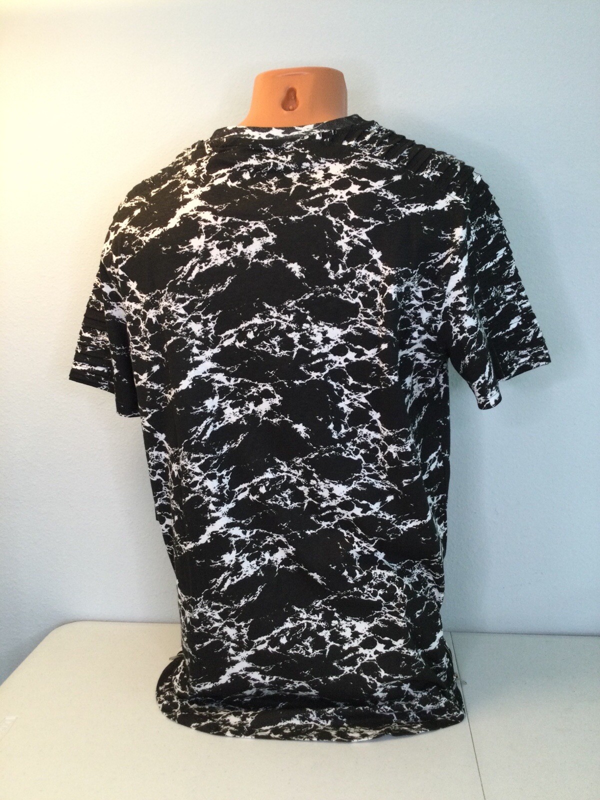 BROOKLYN CLOTH Black and White Men’s Tee. Pleated Shoulders. Side Zippers. Sz M.